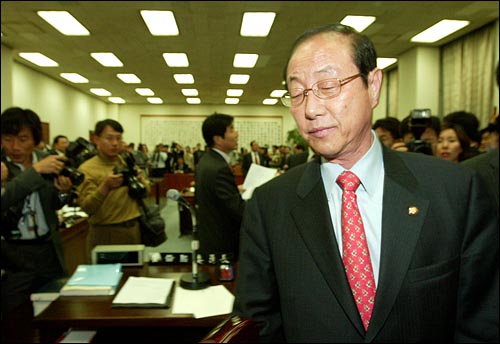 3일 밤 최연희 법사위원장이 국보법폐지안등을 상정하지 않고 산회를 선포하자 퇴장하고 있다. 